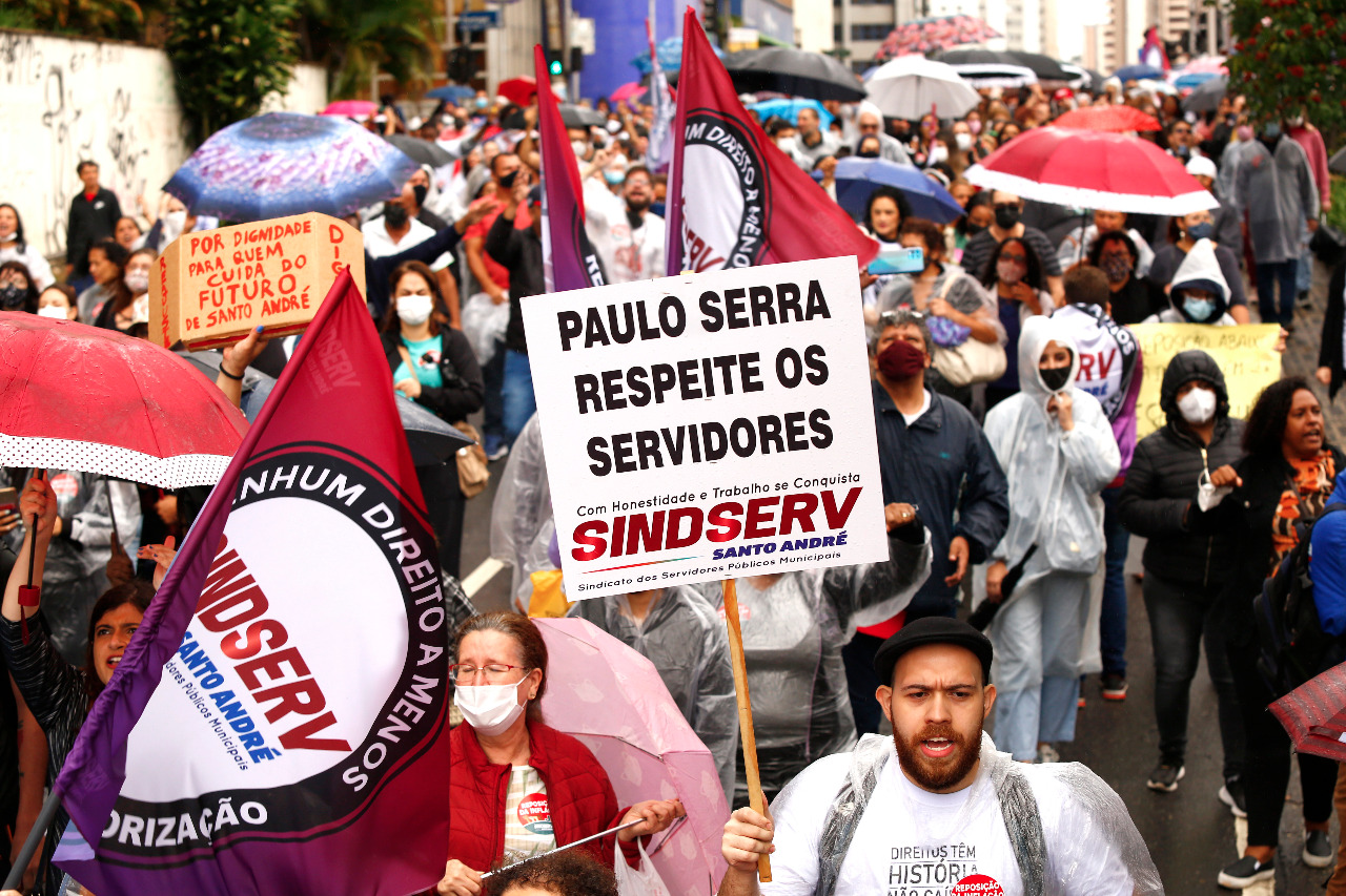 passeata de servidores pelas ruas de Santo André