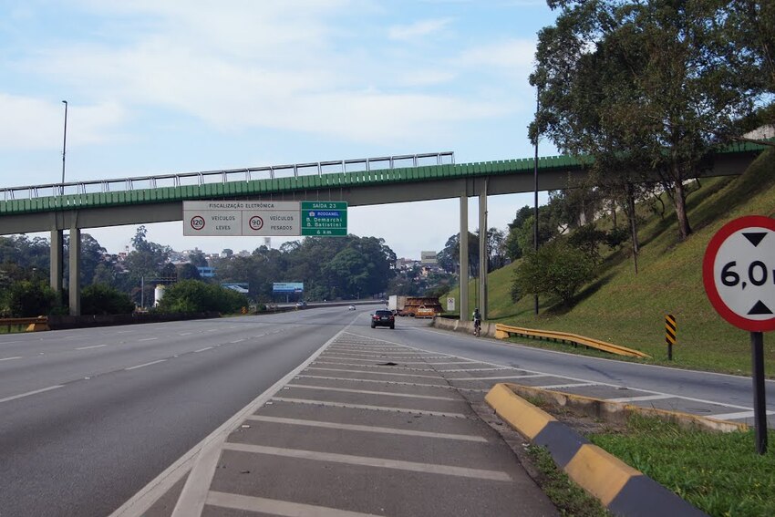 Em Diadema, motorista ultrapassa pelo acostamento e mata ciclista na Imigrantes