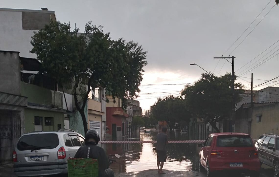 Temporal castiga o ABCD e região registra alagamento e queda de árvores