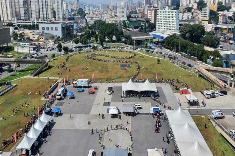 fila de mulheres no feirão de empregos