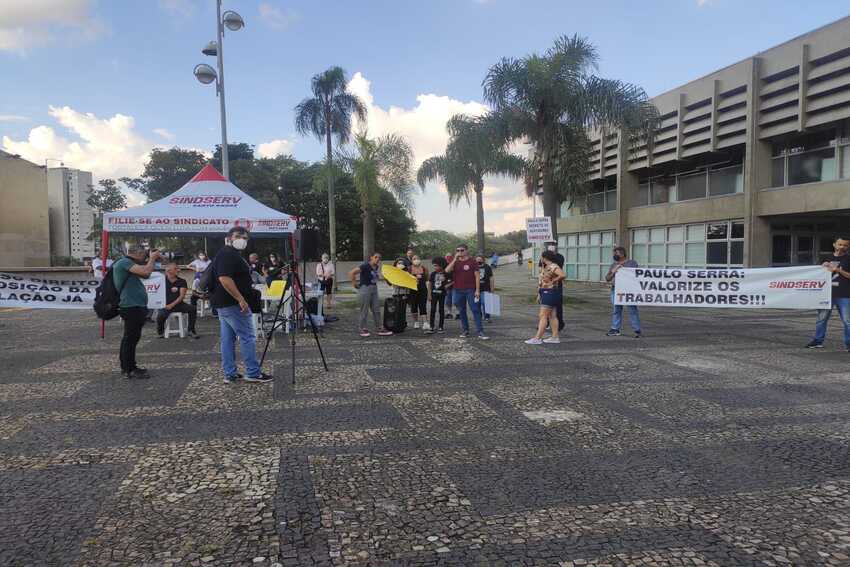 Paulo Serra ignora ato organizado pelo Sindserv contra reajuste parcelado