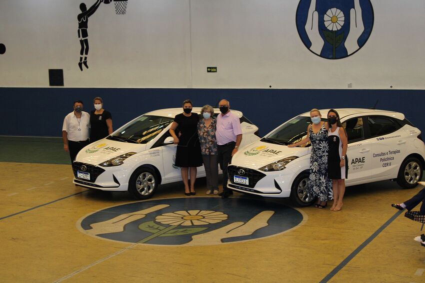 Carla Morando realiza entrega de 2 carros para a APAE de S.Caetano