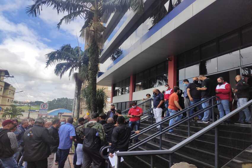 Vídeo: Confusão na frente do sindicato marca protesto de demitidos da Volks