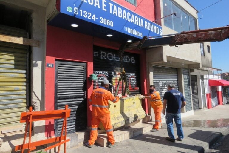 bar interditado com barreira de concreto