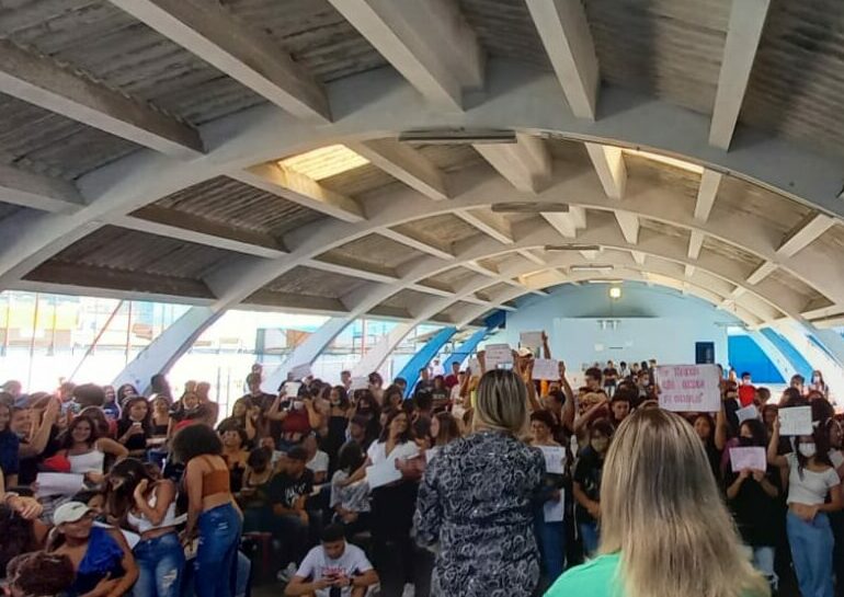 alunos na escola durante protesto