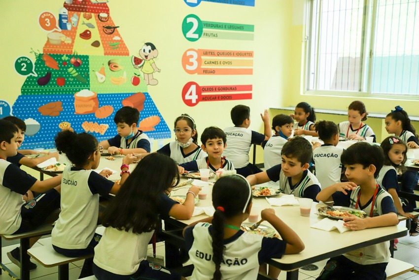 estudantes almoçando na escola