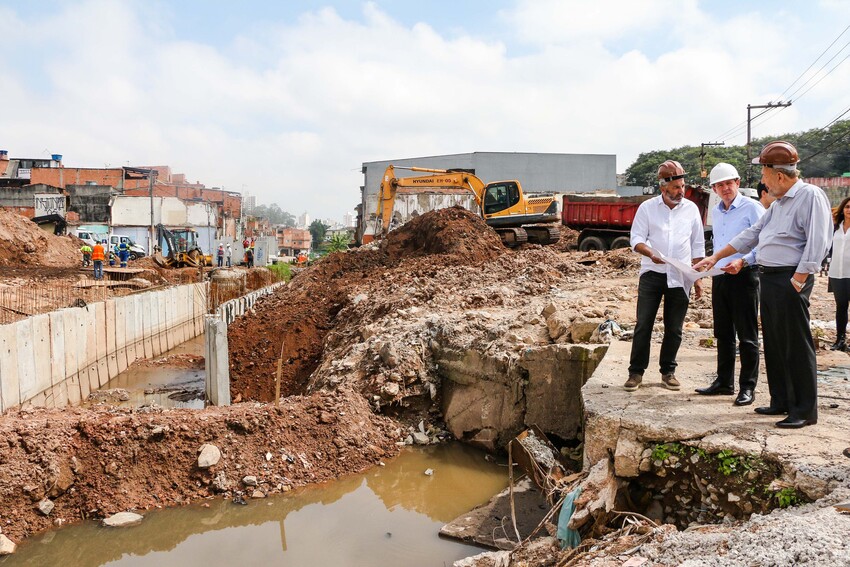 Obras do Corrego Saracantan