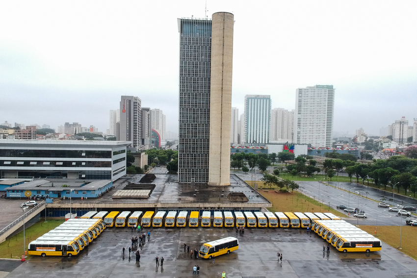 ônibus estacionados no Paço