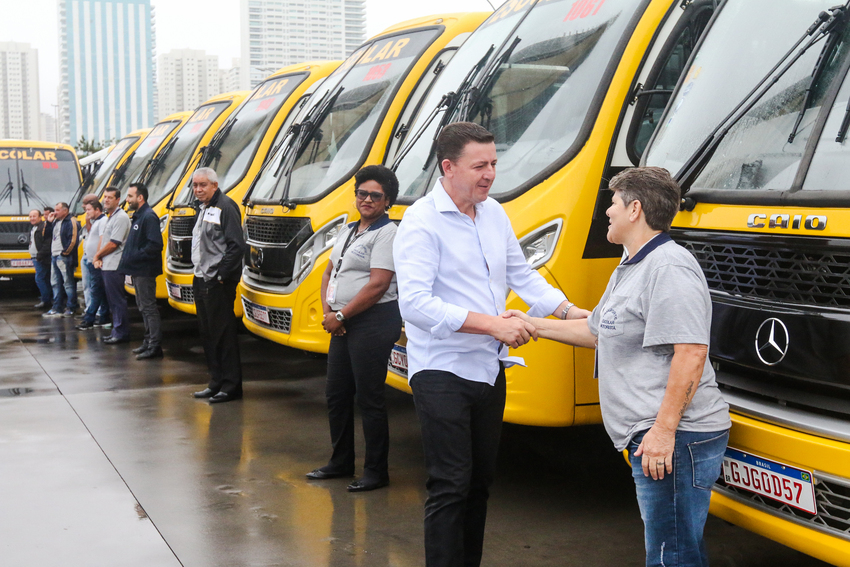 40 ônibus novos estacionados no Paço