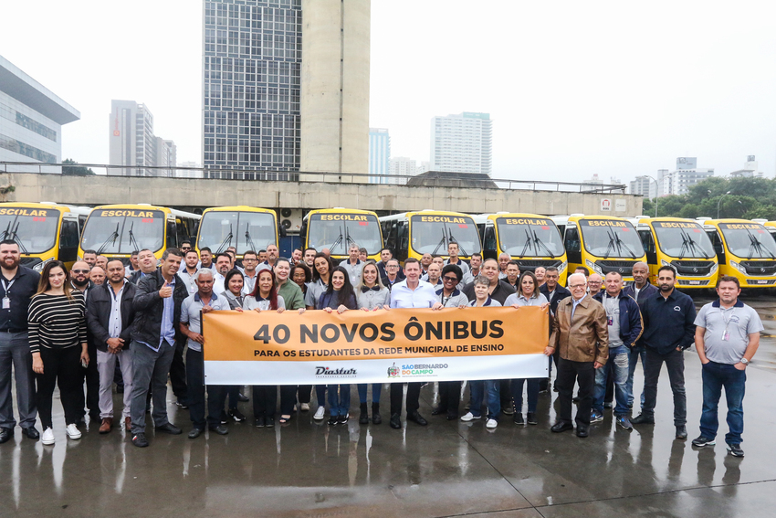 Orlando Morando entrega 40 novos ônibus para reforço do transporte escolar