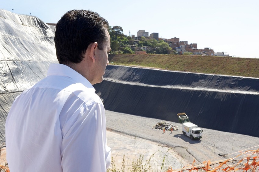 prefeito Paulo serra no aterro 