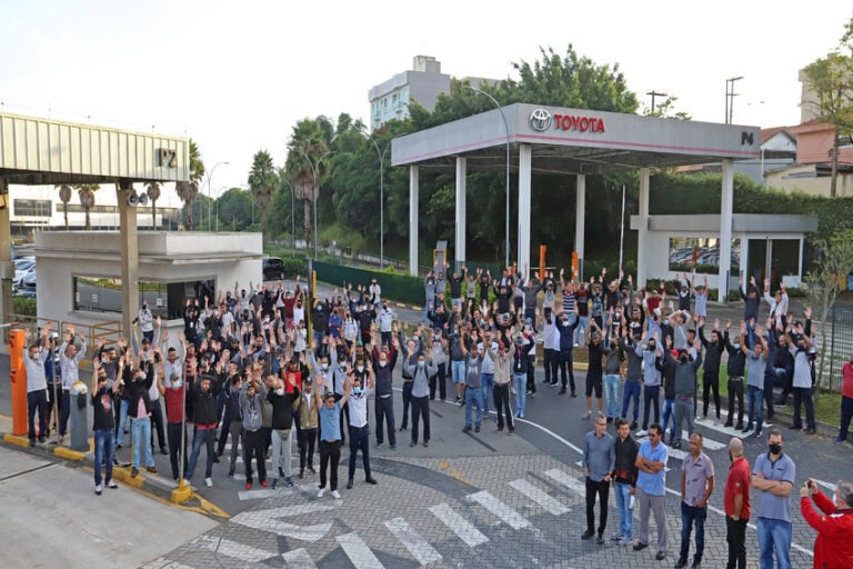 funcionários da Toyota durante assembleia