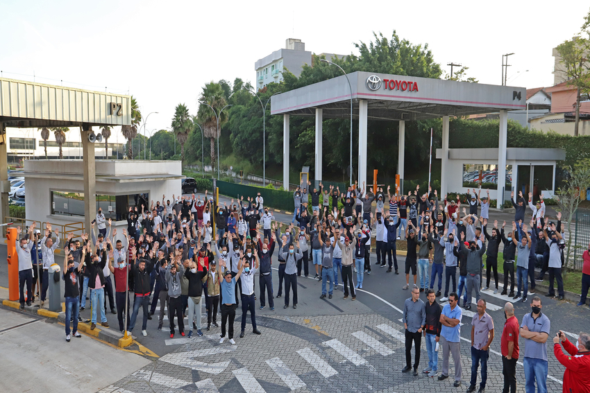 Em assembleia, trabalhadores da Toyota aprovam entrega de aviso de greve