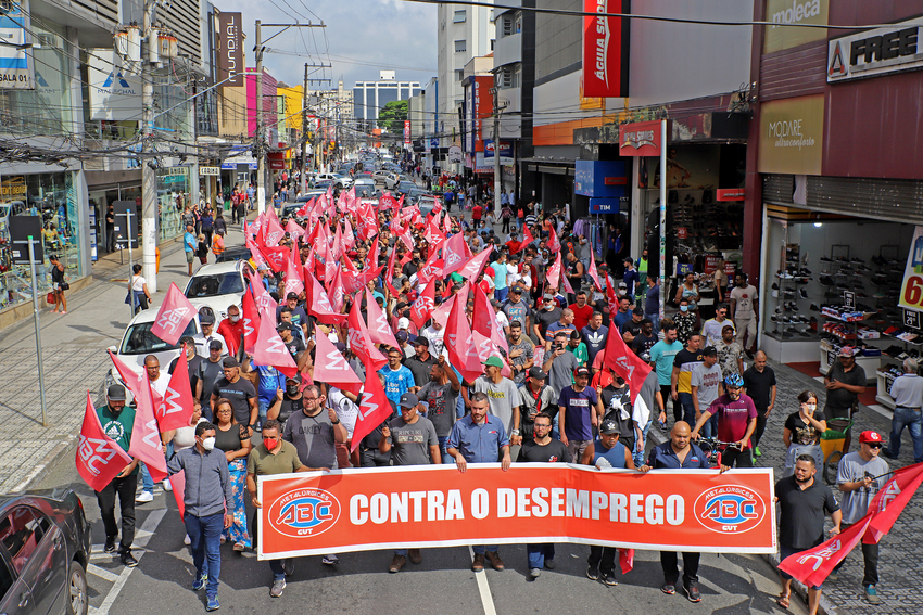 trabalhadores da toyota durante passeata