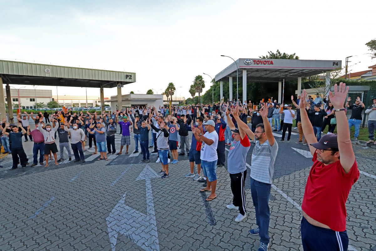 trabalhadores em assembleia na Toyota