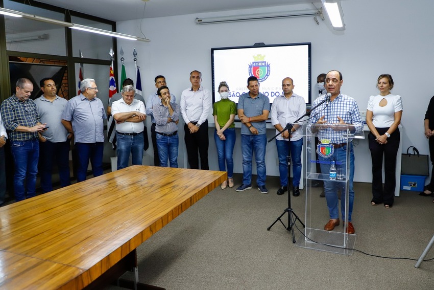 Auricchio assina projeto de lei que reduz jornada de APIs para 30 horas