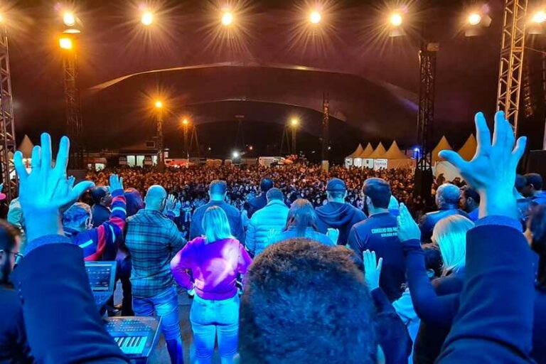 público em evento de Páscoa