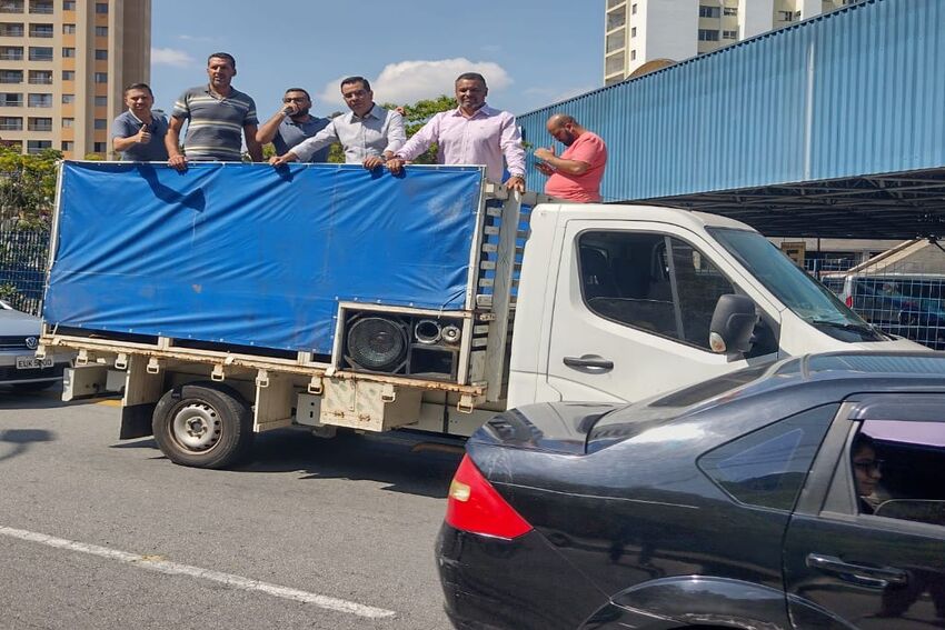 Vereadores em Diadema fazem protesto contra fechamento de sala de aula