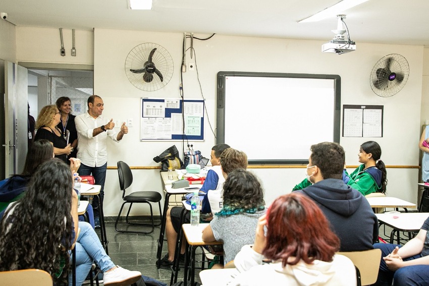 Auricchio visita turmas de reforço em escola da rede de ensino