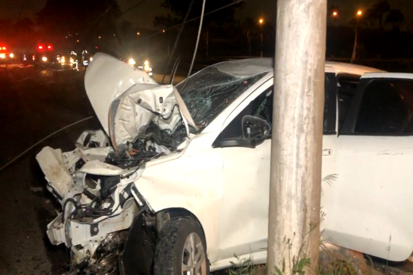 Jovem de 26 anos fica ferido ao colidir com poste na avenida de Sto.André