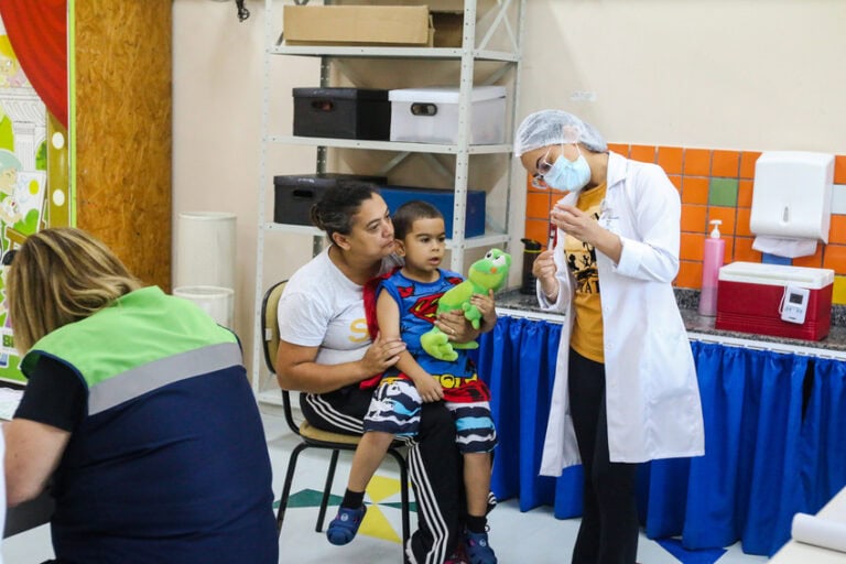 alunos recebem vacinas na escola