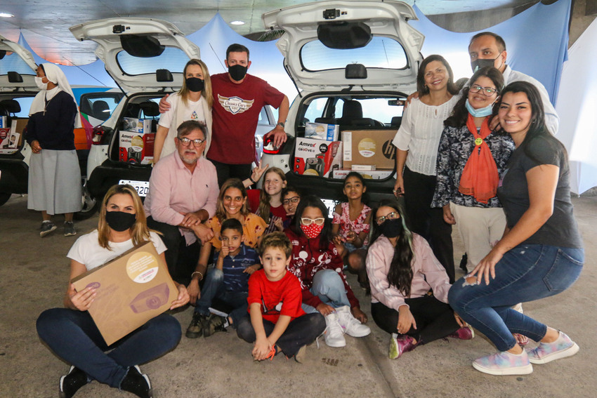 prefeito orlando morando e carla morando durante entrega de Kits a entidades