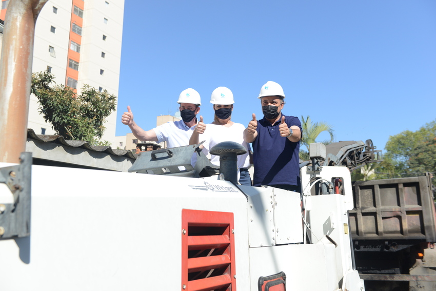 prefeito Orlando Morado em máquina