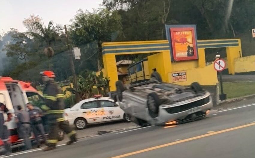 carro capotado na Rodovia Índio Tibiriçá