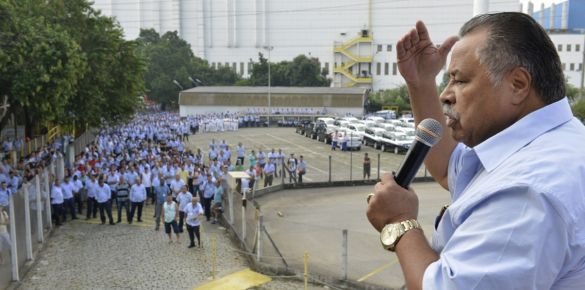 Cidão do Sindicato durante assembleia na GM