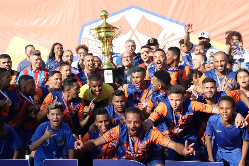 taça entregue aos jogadores do Real Boquira