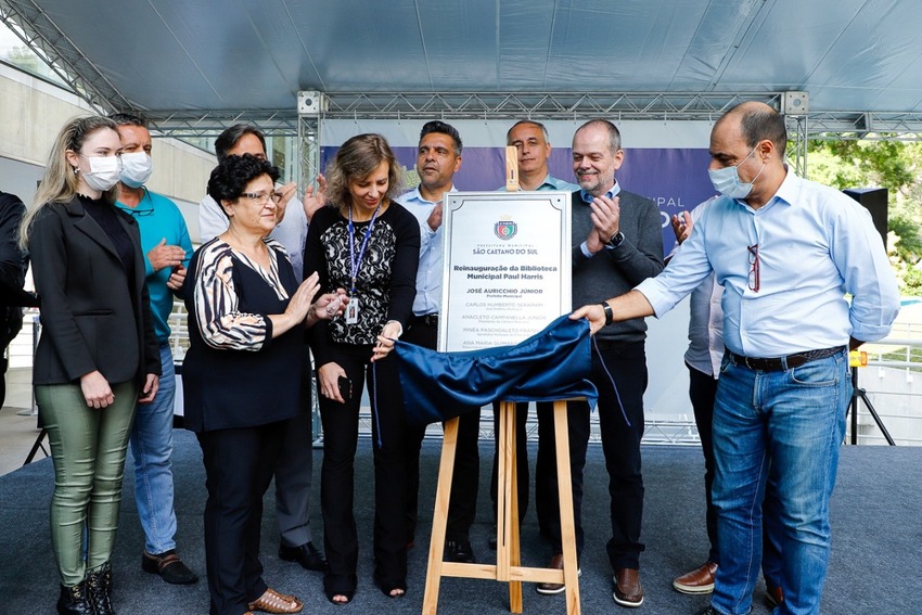 prefeito José Auricchio Júnior descerra placa de inauguração