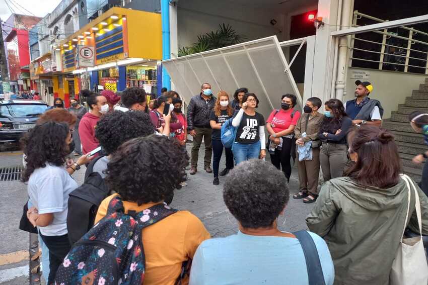 manifestantes na câmara de diadema