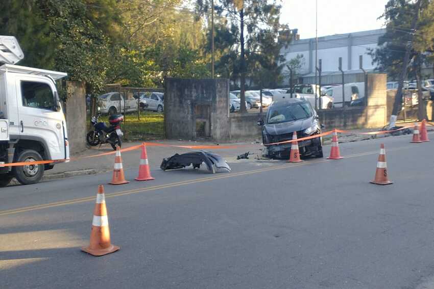 Motorista colide carro contra poste em avenida de Ribeirão Pires