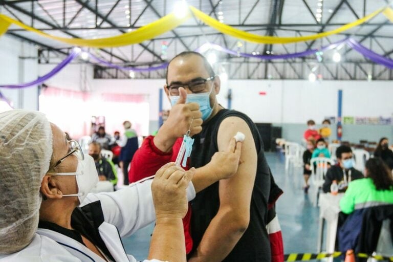 homem sendo vacinado contra covid em São Bernardo
