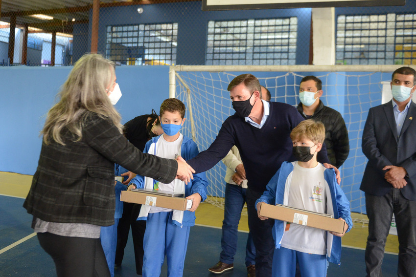 Entrega de Chromebook na Emeb Professor Cassiano Faria