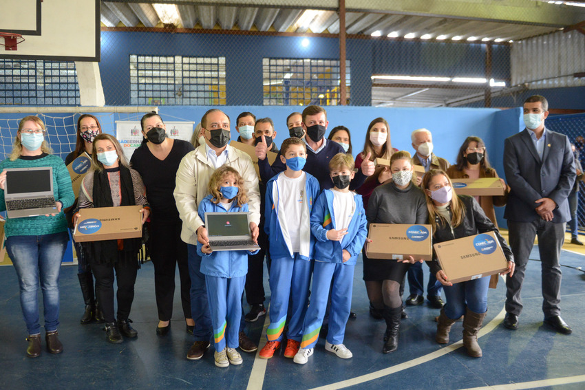  Entrega de Chromebook na Emeb Professor Cassiano Faria