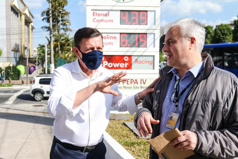 prefeito Orlando Morando no posto de combustível