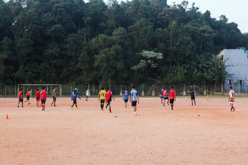 garotos jogando bola no campo do Batistini