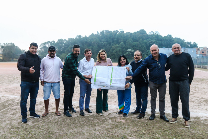 Orlando Morando assina ordem de serviço para reforma do campo do Batistini