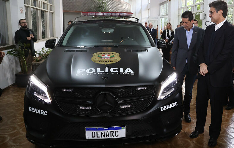 Governador apresenta carro de luxo e aeronaves que polícia apreendeu de traficantes