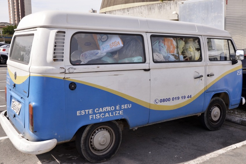 arrecadação de alimentos colocados em Kombi