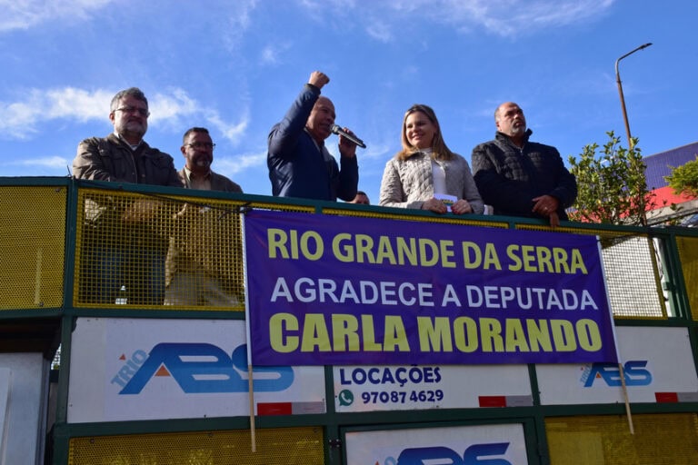 prefeito Claudinho da Geladeira ao lado da deputada Carla Morando