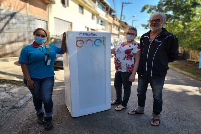 Enel entrega 80 geladeiras para moradores de Ribeirão Pires