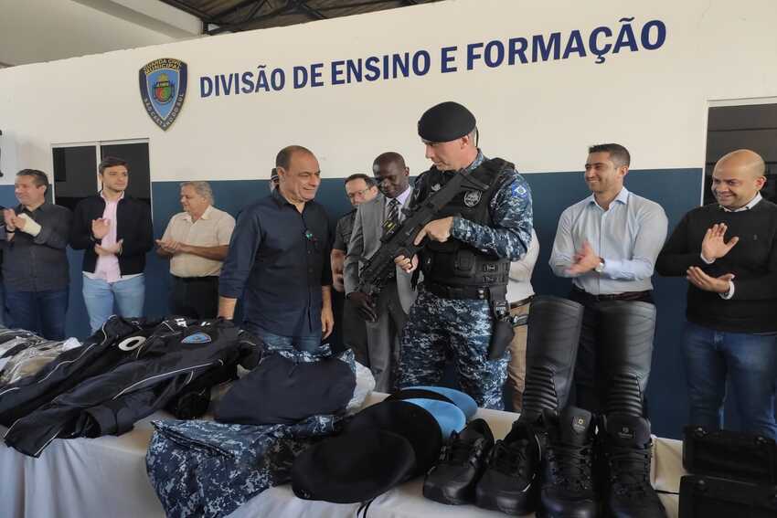 entrega de armas e uniformes