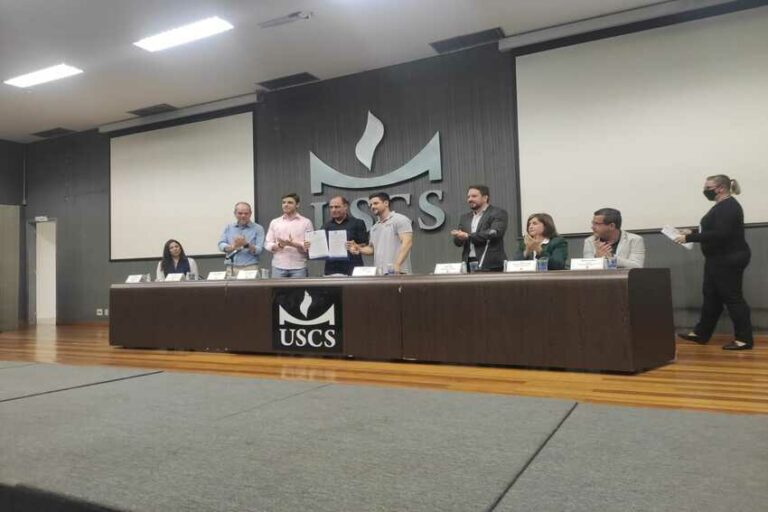 prefeito entrega pacote de projetos de lei