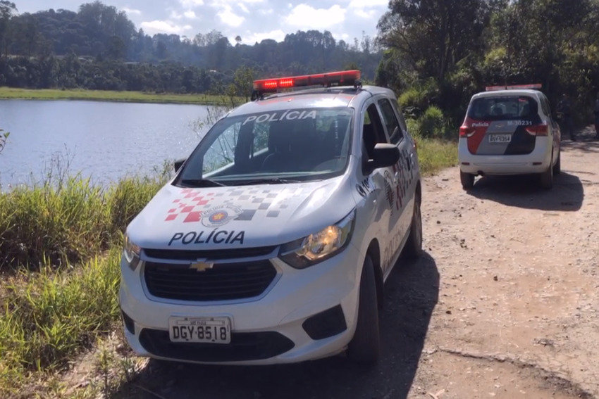 viaturas da PM ao lado da Represa Billings