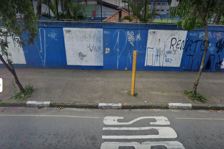 ponto de ônibus na rua Boituva