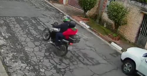 bandidos em uma moto