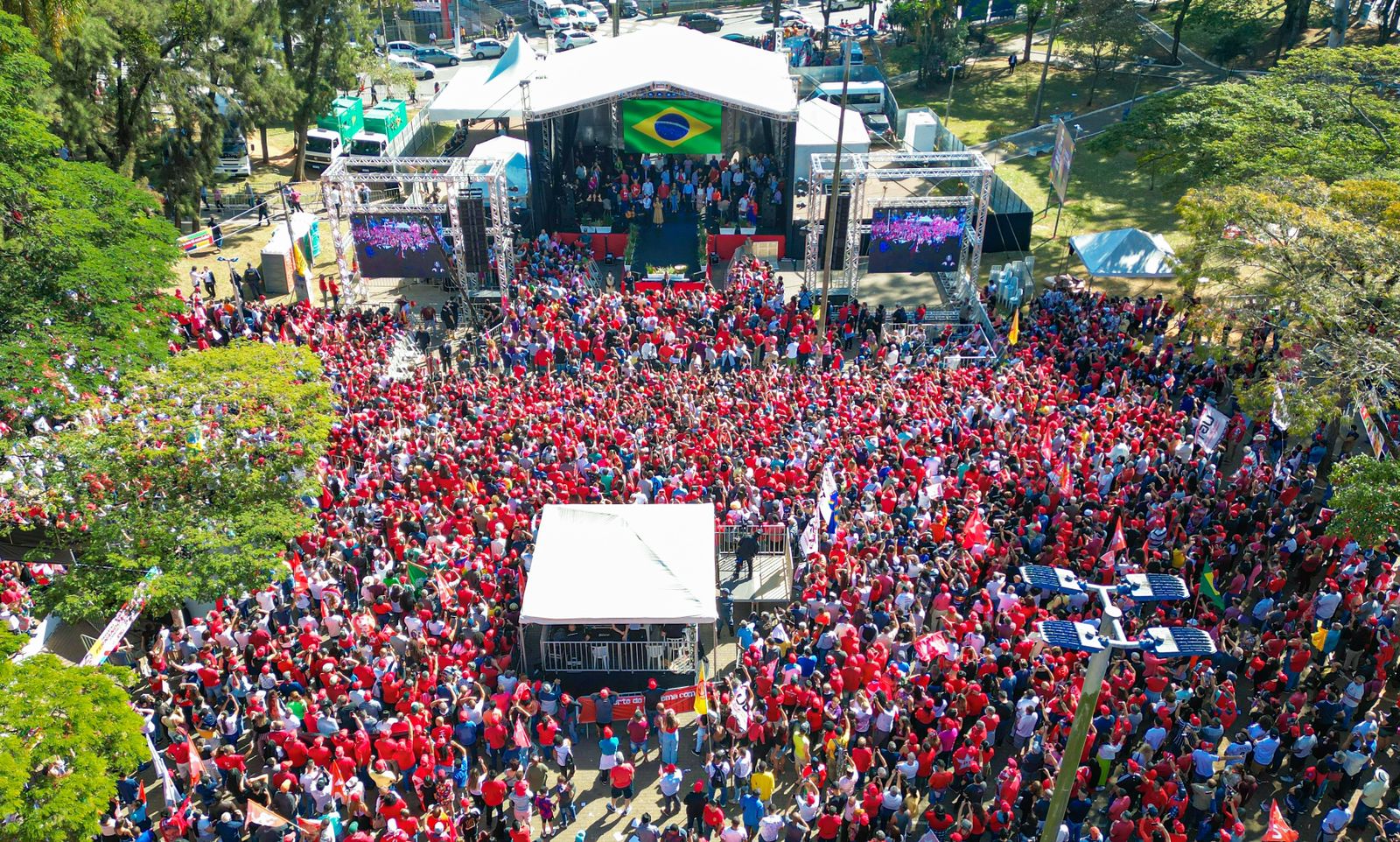 militantes na praça da moça