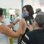 mulher sendo vacinada contra covid